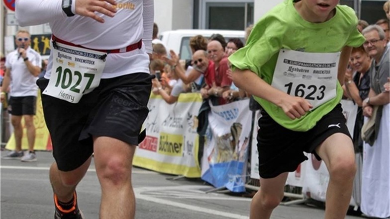 Der Olbersdorfer Henry Friede (links) feuert auf den letzten Metern des Zehn-Kilometer-Laufes Valentin Zeller an, der schließlich in 46:44 Minuten Sieger der Altersklasse U12 wurde.