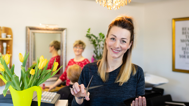 Susan Dutschmann in ihrem Element: Die Friseurmeisterin kümmert sich gern um die Haare ihrer Kunden. In ihrem neuen Salon ist sie nicht länger Einzelkämpferin, sondern mit Mitarbeiterin Anne Kühne „ein klasse Team“.
