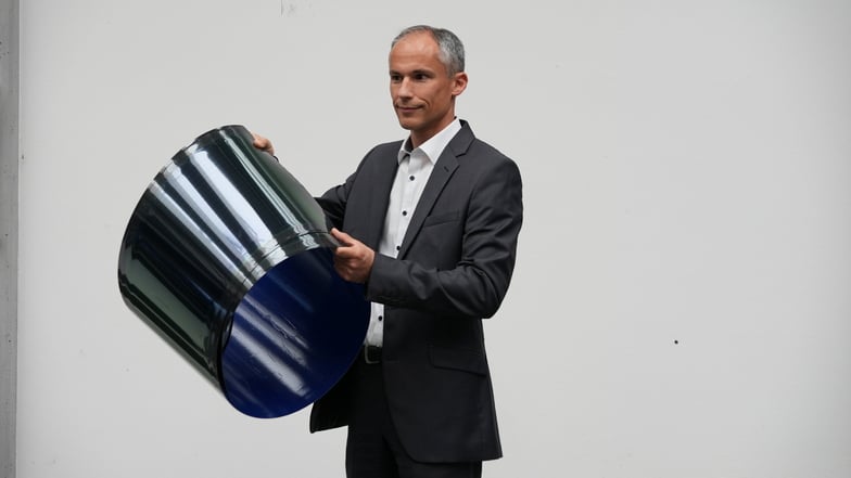 Tücke des Objekts: Heliatek-Manager Michael Eberspächer zeigt die dunkelblaue Solarfolie, die nicht leicht herzustellen ist.