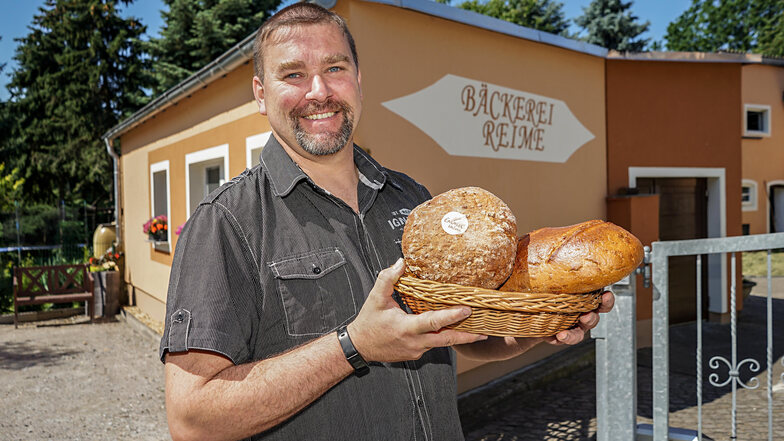 Bäcker Steffen Reime hat sich in Cölln an der B 96 selbstständig gemacht. Geöffnet hat die kleine Bäckerei außer sonntags und montags bereits ab 6 Uhr.