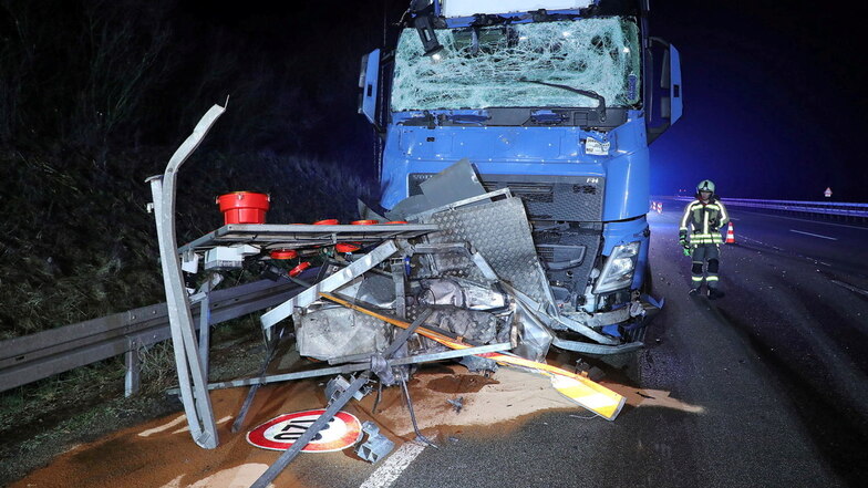 Nichts als Schrott blieb nach diesem Unfall am Freitagmorgen auf der A4 vom Schilderwagen einer Verkehrssicherungsfirma übrig.
