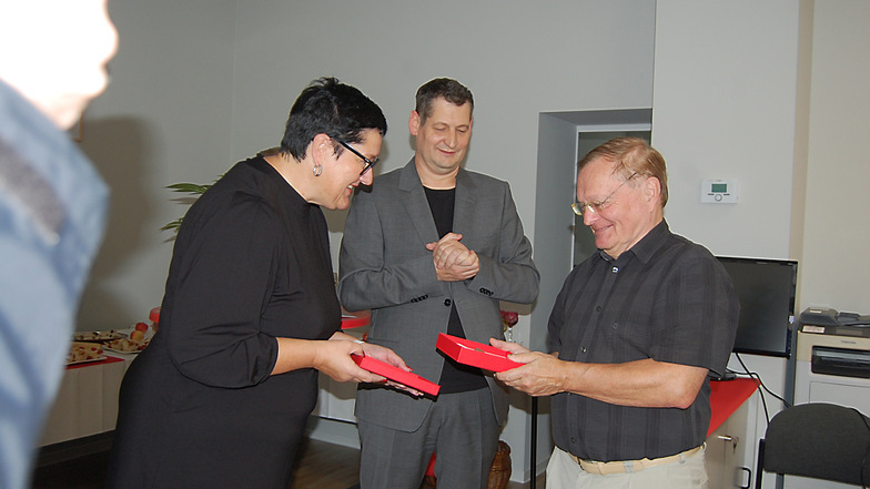 Kathrin Michel
(links) und Jan Kregelin (Mitte)
überreichten
Thomas Delling seinen eigenen Schlüssel für das SPD-Bürgerbüro.
