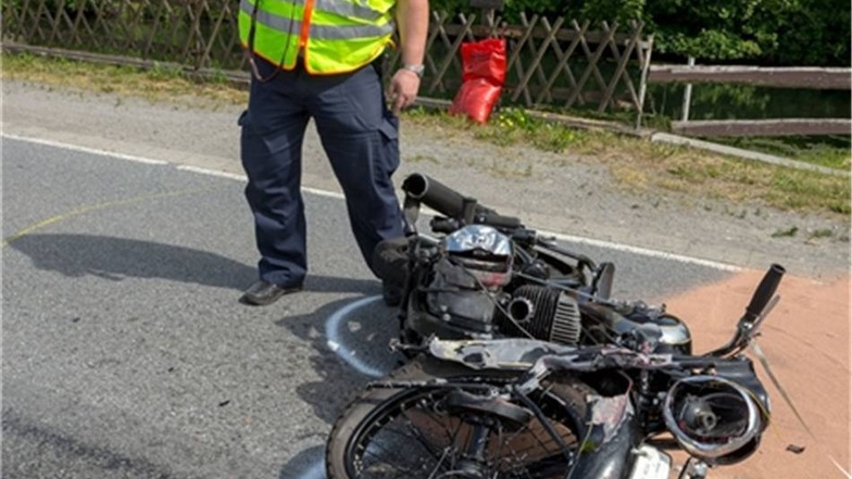 Der Motorradfahrer flog über daraufhin über den Opel und landete auf der Straße - und erlitt schwere Verletzungen.