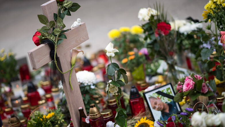 Ein Foto in einem Meer aus Blumen und Kerzen am Tatort in der Chemnitzer Innenstadt zeigt den getöteten Daniel H.