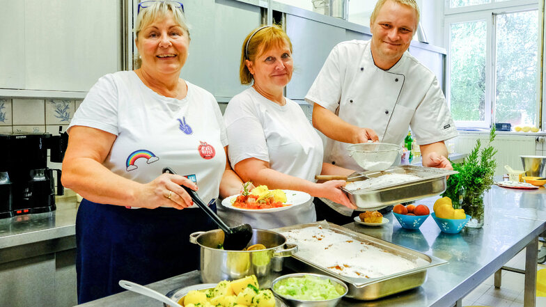 Andrea Melde (v.l.n.r), Katrin Buttig und Paul Kohn kochen täglich bis zu 420 Mittagessen für die Kinder in den städtischen Kitas in Radebeul. Beim Zubereiten der Speisen achten sie auf frische und abwechslungsreiche Zutaten.
