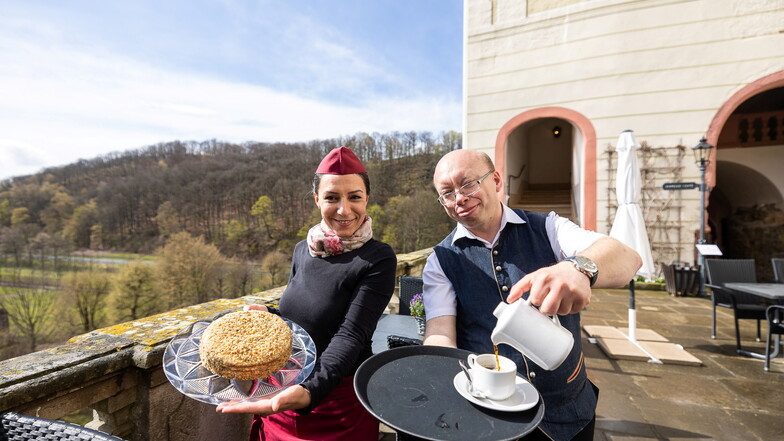 Dagmar Handlirova und Tomas Holecek sind das neue Team vom Cafè auf Schloss Weesenstein. Sie servieren deutsche sowie tschechische Speisen - wie die Medovik-Torte aus ihrer Heimat.