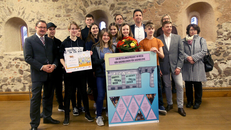 Die Jugendlichen gemeinsam mit Vertretern der Stadtverwaltung sowie der Jury von "Ab in die Mitte". 