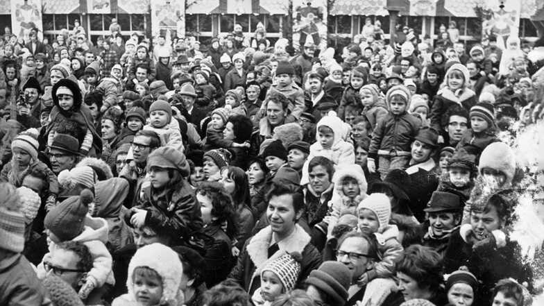1972: Besucher des Striezelmarktes.