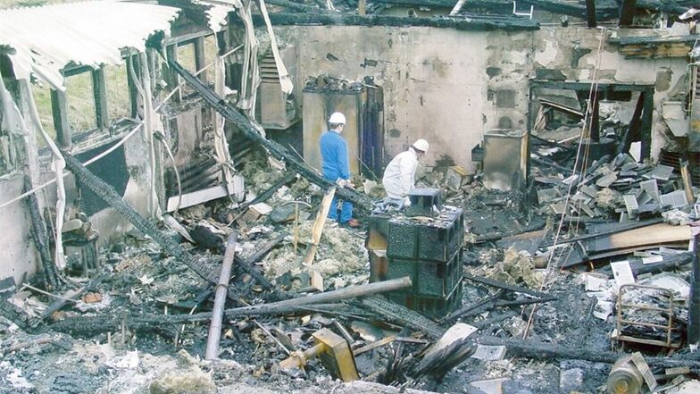 Schicksalsschläge: Zwei schwere Schläge musste der Betrieb Anfang der 2000er-Jahre bewältigen. Im April 2001 brannte die Montagehalle ab. Das Foto zeigt, wie es danach aussah. Und 2002 hatte der Dorfbach beim Augusthochwasser das Firmengelände überschwemm