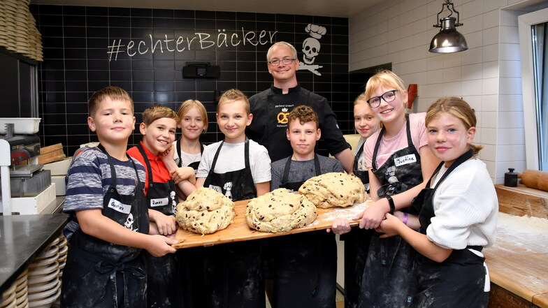Ottendorfer Schüler kneten Riesen-Schokostollen beim Bäcker