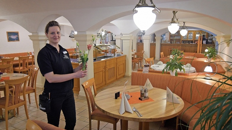 Rustikal und doch modern ist das Ambiente des Restaurants im Landhotel Sonnehof Ossig, in dem Servicemitarbeiterin Manuela Hoffmann-Jahn für die passende Tischdekoration sorgt.