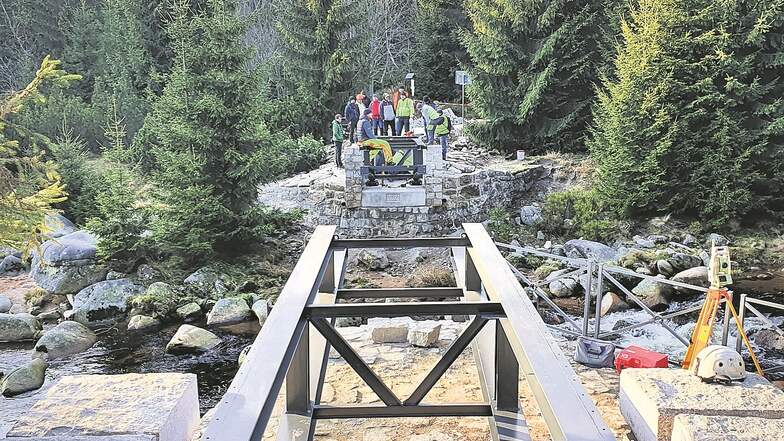 Eine neue Brücke wurde kürzlich zwischen Jizerka und Orle errichtet. Sie ersetzt einen Holzbau.