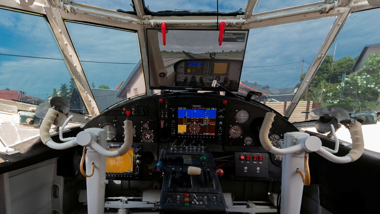 Das Cockpit wurde wieder aufgebaut. Hier können die Gäste zwei Flugszenarien am Simulator testen.