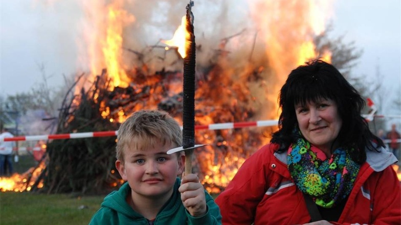 Zum Hexenfeuer auf dem Löbauer Messegelände war auch Kerstin Lehmann mit Sohn Paul gekommen Und Paul hatte sein eigenes kleines Feuer in Form einer Fackel dabei.