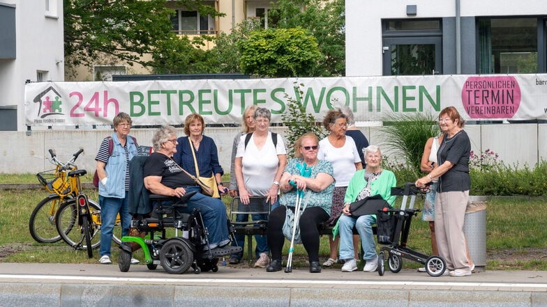 Seit Montag rauscht der Bus der Linie 62 an der einstigen Haltestelle "Reitbahnstraße" vorbei. Einige Senioren protestieren.