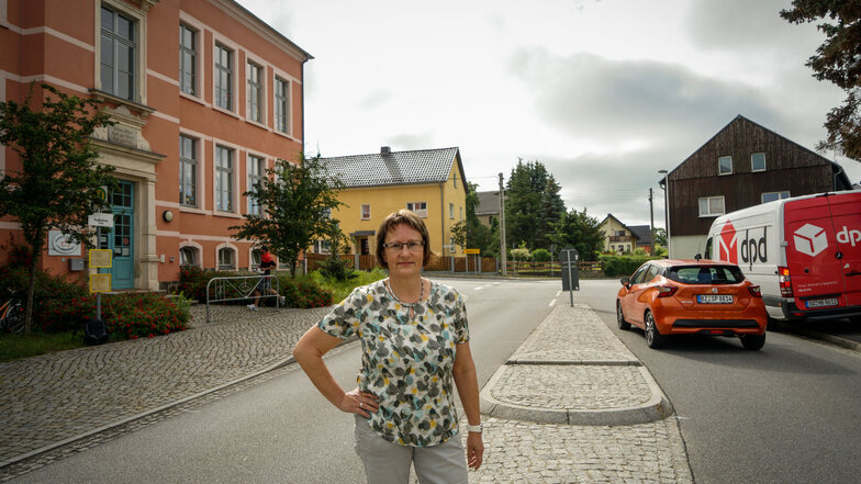 Eine Geschwindigkeitsbegrenzung vor der evangelischen Grundschule in Frankenthal wünschen sich Leiterin Heike Kurze und viele Eltern - vor allem jetzt, da durch eine Umleitung mehr Verkehr durchs Dorf rollt.