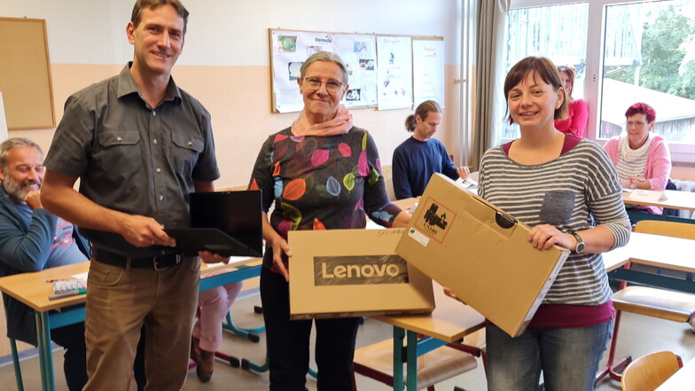 Thomas Mehnert von der Eibauer Firma "IT & more" hat die Geräte an Rita Schmidt (Mitte) von der Oberschule und Anja Brugger von der Grundschule Seifhennersdorf übergeben.