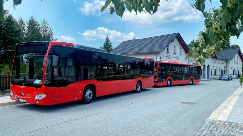 Die roten Busse der DB Regio Bus Ost werden ab Montag mit neuen Fahrplänen starten.