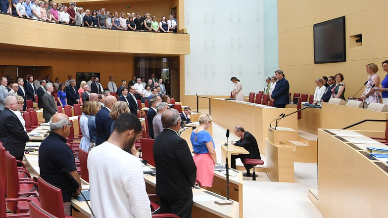 Ralph Müller (M hinten), Abgeordneter der AfD, ist während einer Gedenkminute für den ermordeten CDU-Regierungspräsidenten Lübcke im Bayerischen Landtag auf seinem Platz sitzen geblieben. Dafür erntete er Kritik.