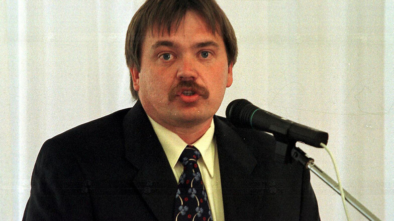 Hätten Sie ihn auf den ersten Blick erkannt? Das ist der Hoyerswerdaer CDU-Politiker Frank Hirche, als er 1999 als frisch gewählter Stadtrat gleich Fraktionschef wurde.
