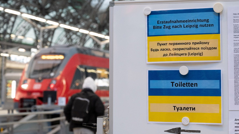 Helfer und Freiwillige unterstützen die Geflüchteten am Hauptbahnhof in Dresden. Das ist bald vorbei. Übrig bleibt die Bahnhofsmission.