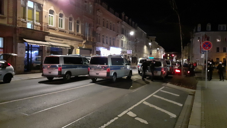 Mit einem Dutzend Einsatzfahrzeugen riegelte die Polizei in Potschappel die Dresdner Straße ab.