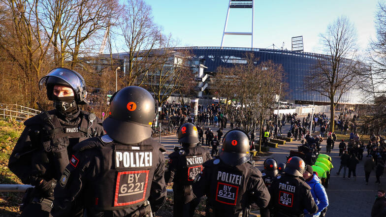 Polizeikräfte sichern 2018 den Eingang zum Gästeblock am Weserstadion. Das Nordderby zwischen Werder Bremen und dem Hamburger SV wurde als «Hochrisikospiel» eingestuft.