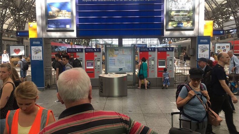 Auf der großen Anzeigetafel im Hauptbahnhof Dresden steht: "Aufgrund einer Großraumstörung ist zur Zeit der Zugverkehr eingestellt."