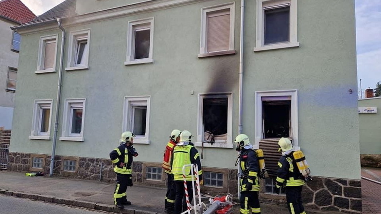Bei dem Wohnungsbrand in der Riesaer Canitz-Straße wurden die fünf Bewohner des Hauses verletzt. Fotos: Stadtteilfeuerwehr Riesa-Stadt