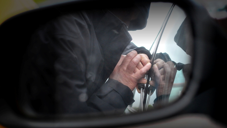 Symbolfoto: Eine Autotür ist schnell geknackt, eine Scheibe schnell eingeworfen, wenn ein Dieb in einem Fahrzeug etwas Wertvolles entdeckt.