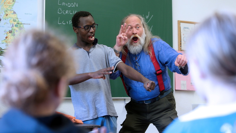 Der gehörlose Schüler Fannery lernt in der „Aktiven Schule Leipzig“ und wird unterrichtet vom gehörlosen Lehrer Günter Przybylski.