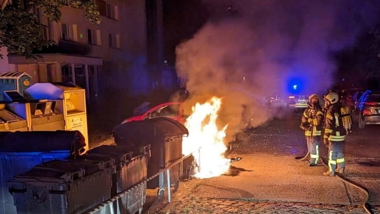 Drei Brände in einer Nacht: Am Mittwoch rückte die Feuerwehr erneut nach Weida aus, weil Container brannten.