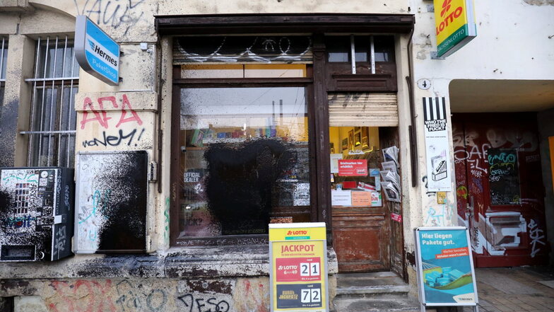 Schwarze Farbe und eingeschlagene Scheibe: In der Nacht war es zu einem Anschlag auf diesen Laden in der Neustadt gekommen.