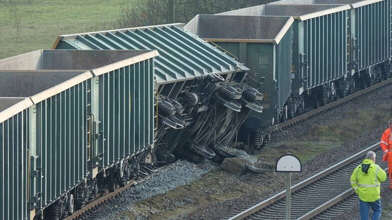 Der Waggon eines Güterzuges ist auf der Bahnstrecke Ruhland-Bernsdorf entgleist.