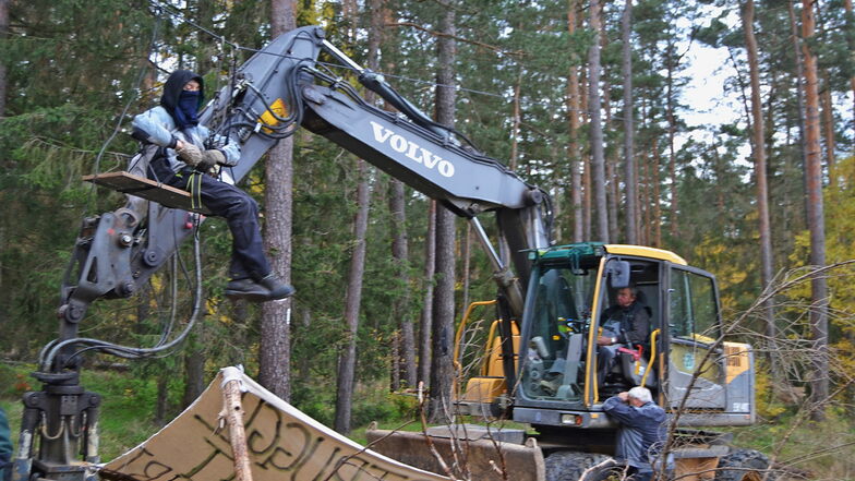 Waldbesetzer bei Thiendorf verhindern Barrikaden-Beräumung