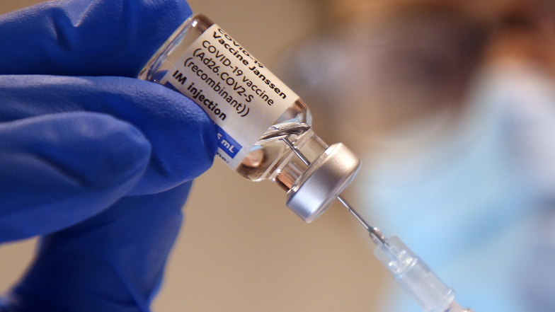 Eine Arzthelferin zieht eine Spritze mit dem Corona-Impfstoff Janssen von Johnson & Johnson auf. Eine dritte Impfung soll laut einer Studie den Schutz gegen Corona deutlich erhöhen. Die Inzidenz im Landkreis Meißen hält sich am Freitag stabil.