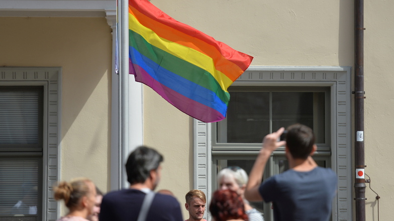 Im Vorfeld des Christopher Street Day hisst der Verein CSD Pirna vor dem Rathaus am 4. Juli die Regenbogenflagge.