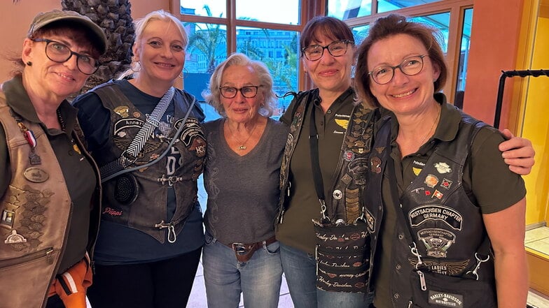 Fährt mit 81 Harley: Christa Nehry (M.) – mit den Ladies vom Dresden und Westsachsen-Chapter in Potsdam.