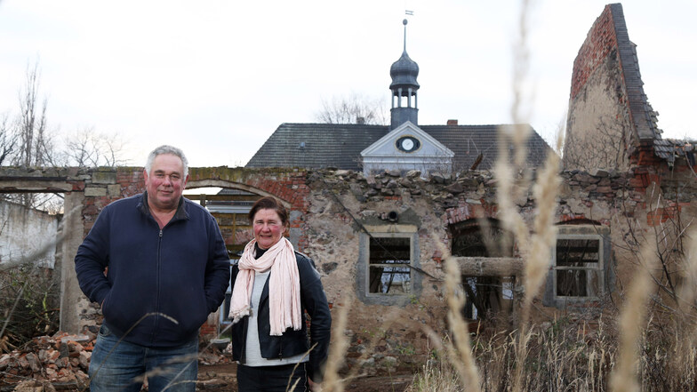 Das Schloss Bobersen (im Hintergrund) haben Hans und Anneke Ramp in kürzester Zeit wieder bewohnbar gemacht. Derzeit arbeiten sie an den davor gelegenen früheren Stallanlagen.