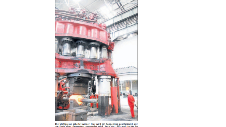 Der Zeitungsausschnitt von Ende 2007 zeigt die nach mehrmonatigem Ausfall wieder arbeitende Stahlpresse in den Gröditzer Schmiedewerken im Einsatz. 