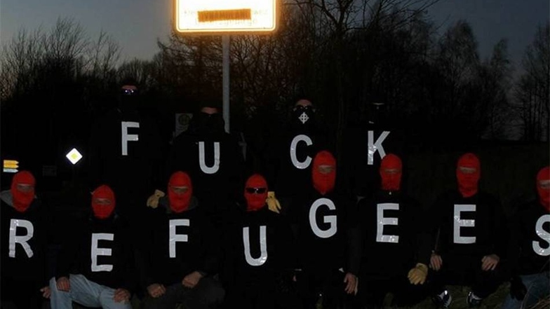 Königstein/Struppen  - 6. Dezember: Antiasyl-Aktion, bei der Vermummte mit dem Schriftzug „Fuck Refugees“ (zu Deutsch: Scheiß-Flüchtlinge) vor dem Ortsschild posieren.