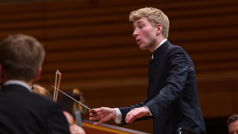Bei den Abendkonzerten dirigiert Patrick Hahn, der kürzlich in Wuppertal zum jüngsten Generalmusikdirektor Deutschlands ernannt wurde.