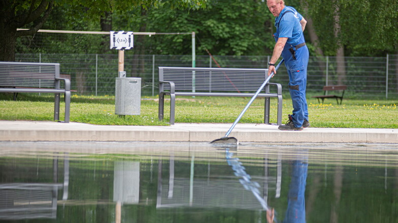 Letzte Arbeiten vor der Eröffnung des Walkmühlenbades in Pulsnitz: Falk Teuber, Schwimmmeistergehilfe, sorgt dafür, dass das Wasser frei von Verunreinigungen bleibt.