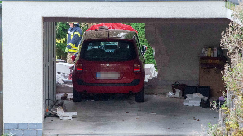 Seniorin bricht mit Renault durch Garagenwand in Oybin