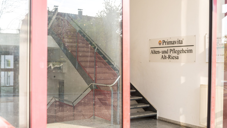 Der Eingang zu der Senioreneinrichtung in Riesa, die  sich erneut Vorwürfen ausgesetzt sieht.