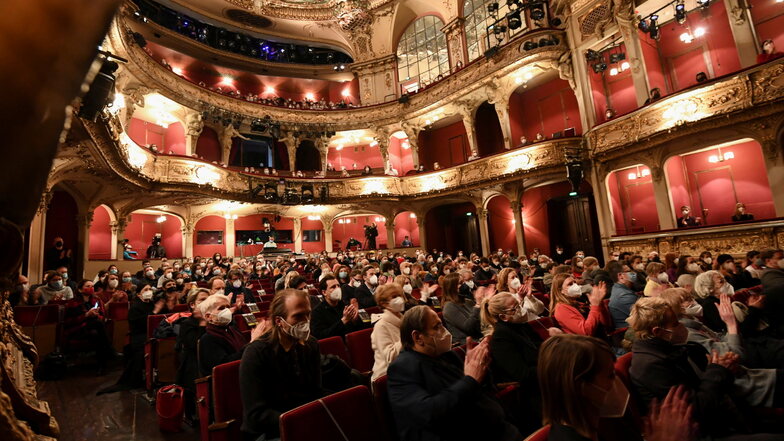 Das Publikum applaudiert schon vor der Aufführung:  Nach monatelanger Pause öffnen in Berlin die ersten Bühnen für ein Pilotprojekt