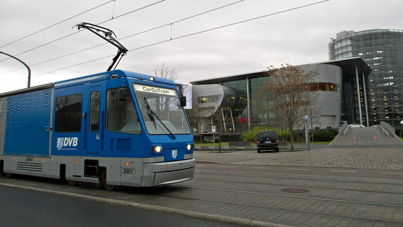 Fast 21 Jahre lang waren die blauen Straßenbahnen für die VW-Manufaktur am Straßburger Platz im Einsatz.