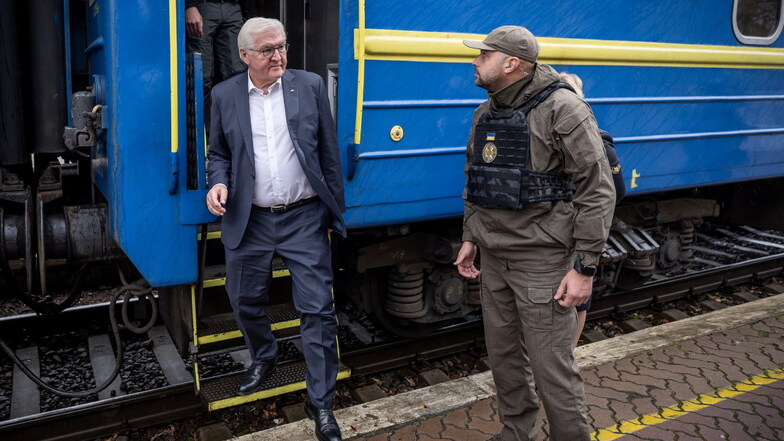 Bundespräsident Frank-Walter Steinmeier (l) steigt am Bahnhof von der ukrainischen Stadt Tschernihiw aus dem Zug. Steinmeier hält sich zu einem eintägigen Besuch in der Ukraine auf und will sich vor Ort ein Bild von der Zerstörung durch den Angriffskrieg