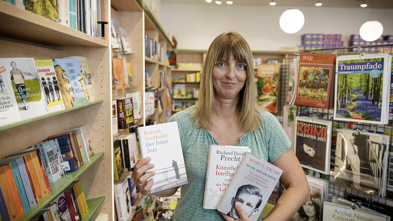 Anja Sorkalle, Filialleiterin der Görlitzer Comenius-Buchhandlung, mit einigen aktuellen Bestsellern.