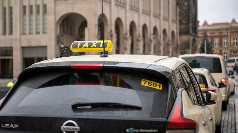 Wartende Taxis auf dem Görlitzer Marienplatz.